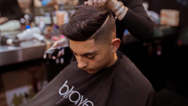 Przeszczep włosów na zakola – nowa nadzieja dla osób z łysieniem