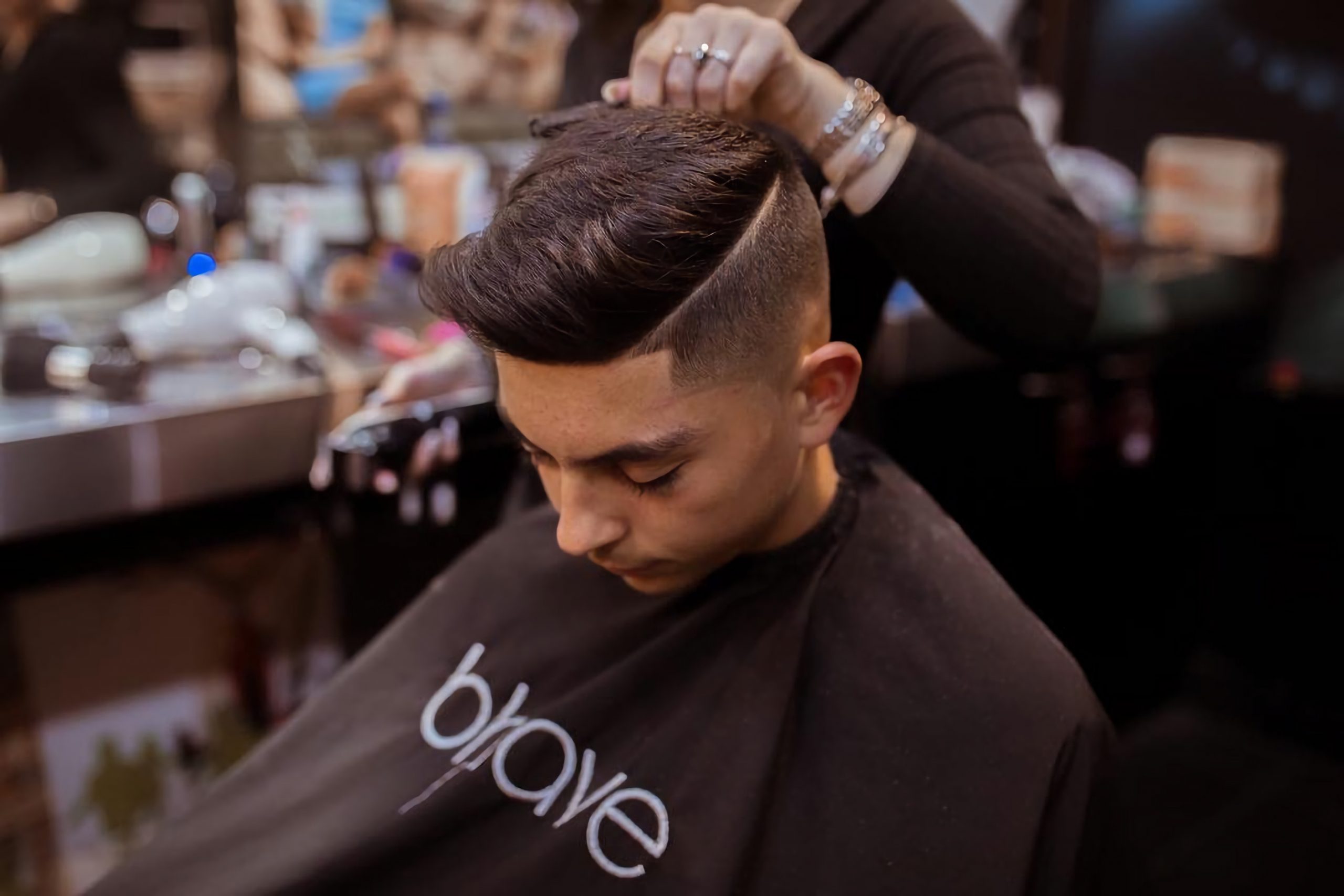 Przeszczep włosów na zakola – nowa nadzieja dla osób z łysieniem